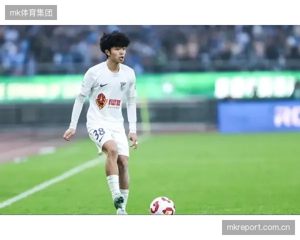 大连英博边路防守悍将吕焯毅黄牌累积，球队侧翼防守存变数。